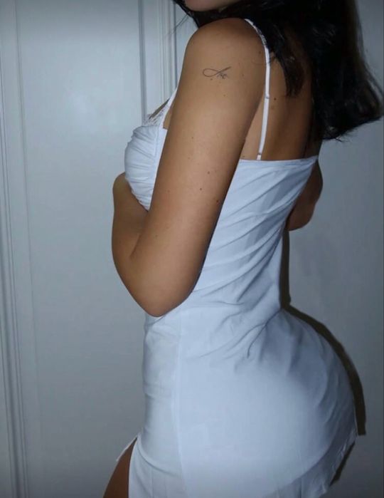 Къса бяла рокля