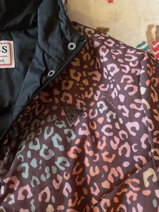 Якенце на марката Guess