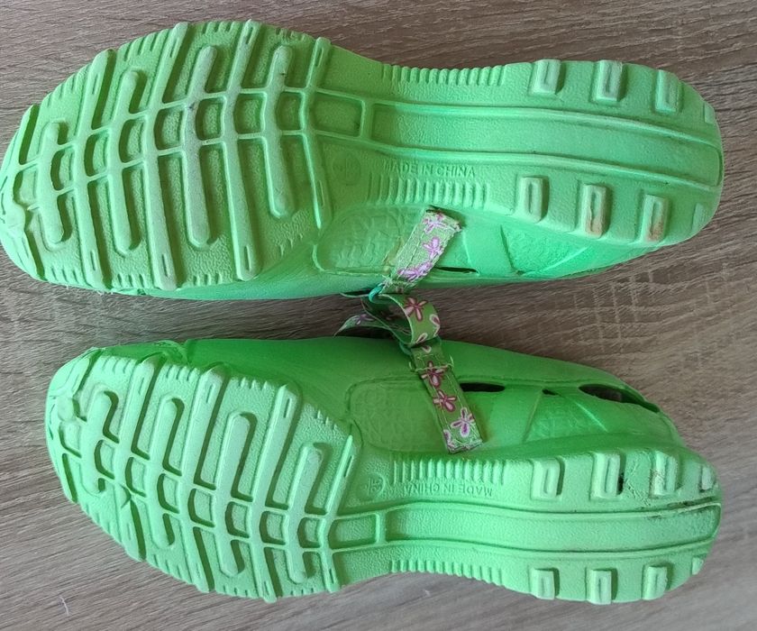 Papuci de plajă din spuma, „săpuniere”