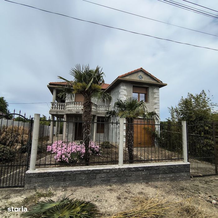 Casă de vânzare în cărămidă garaj, curte