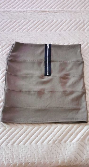 Дамска пола в бежав цвят