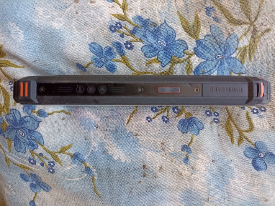 Telefon militar ,rezistent la șocuri ,praf ,ploaie ,cu baterie uriașă