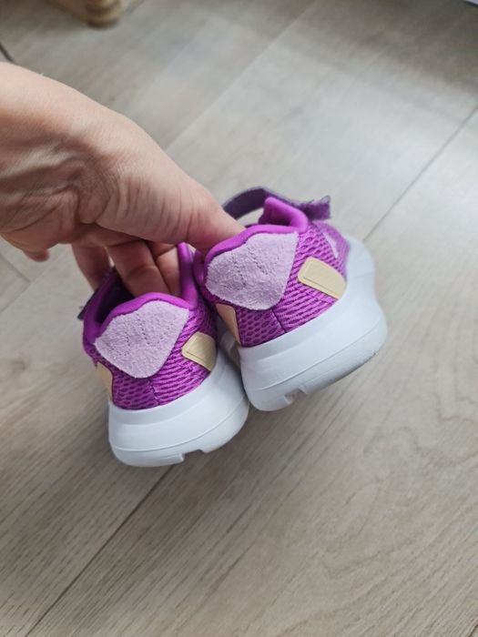 Детски маратонки Adidas
27 номер
Без забележки 
10€
Изпращам с удобен за вас куриер