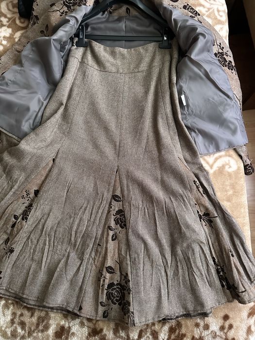 Кафяв вълнен костюм с пола