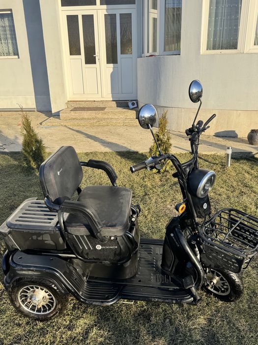 Triciclu elecric cu doua locuri
