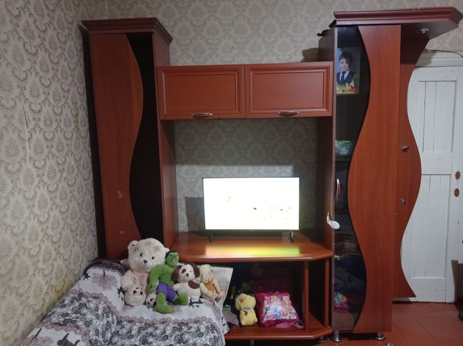 Продам smart телевизор 31 диагональ, и горку шкаф.