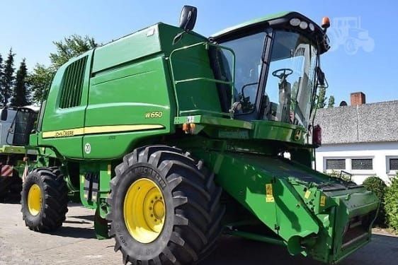 Комбайн John Deere W650.