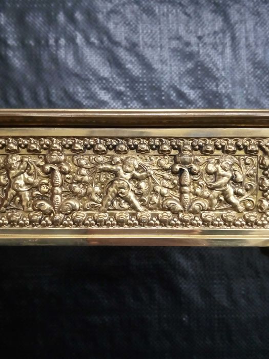 Продавам котия за бижута и друга кам нея Бронзови с Ангели по тях