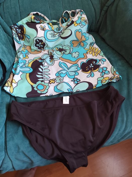 Vând costume de baie