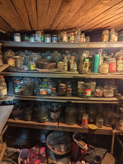 Банки разного объема и бутылки от молока