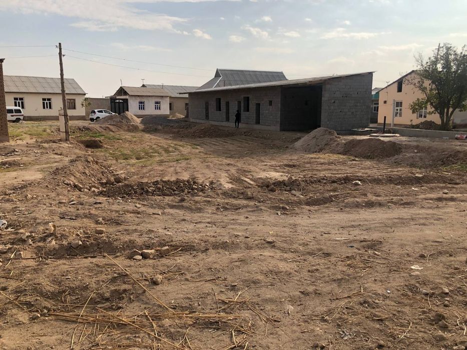 Yangi qurilgan hovli uy