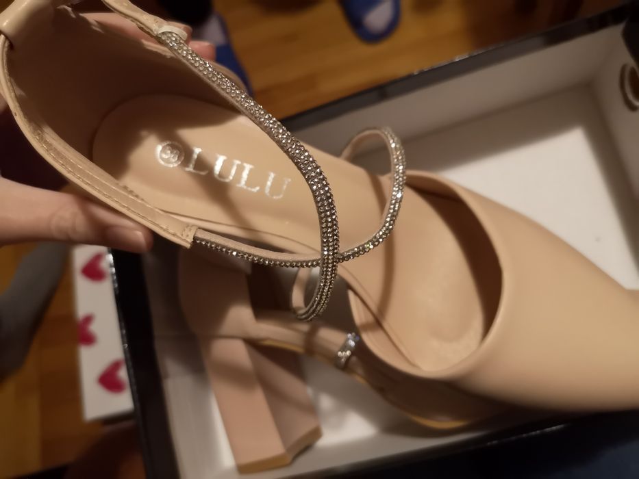 Vand pantofi decupati eleganti