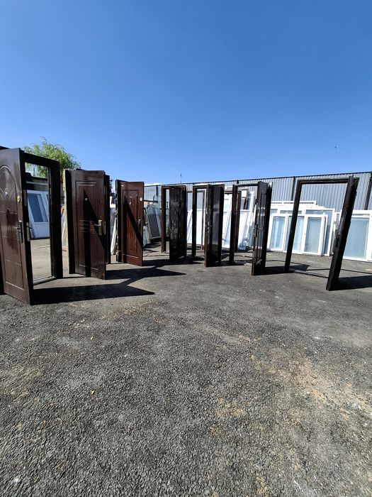 Продаём  б/у металические двери