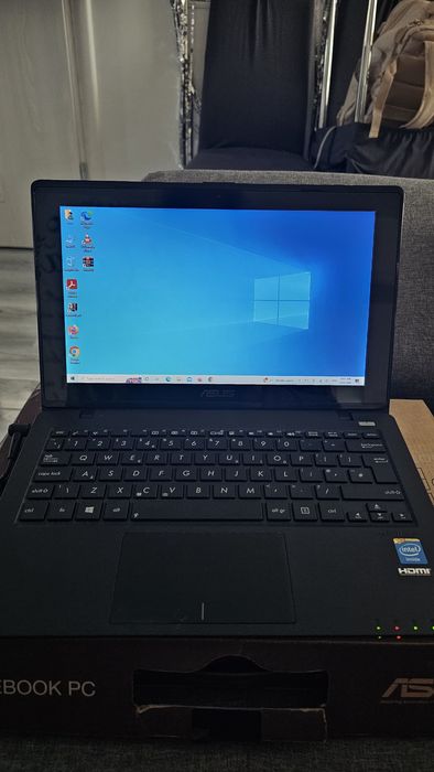 Laptop ASUS X200CA touchscreen,impecabil