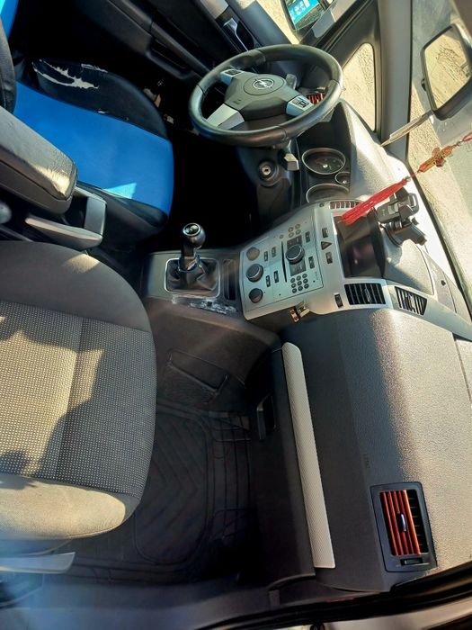 Vând Opel Zafira