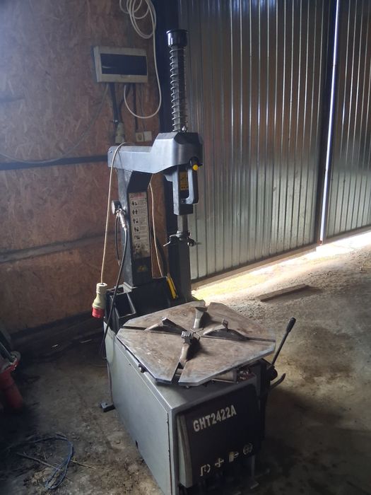 Service auto de închiriat cu elevator de 4t,masina dejantat,parteneria