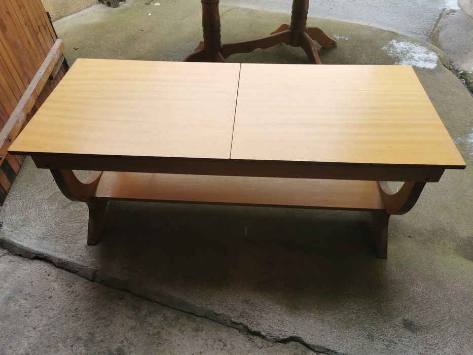 Продавам трапезни маси