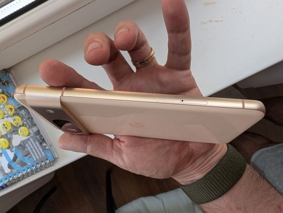 Google Pixel 8 roze sau gri