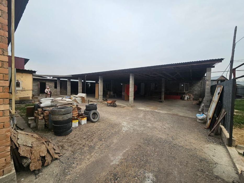 Дом с мебельным цехом