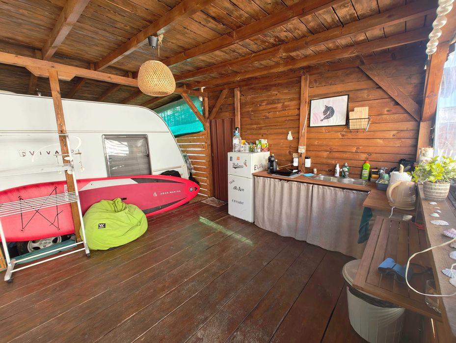 Каравана с навес на Къмпинг Градина, 10 метра от плажа