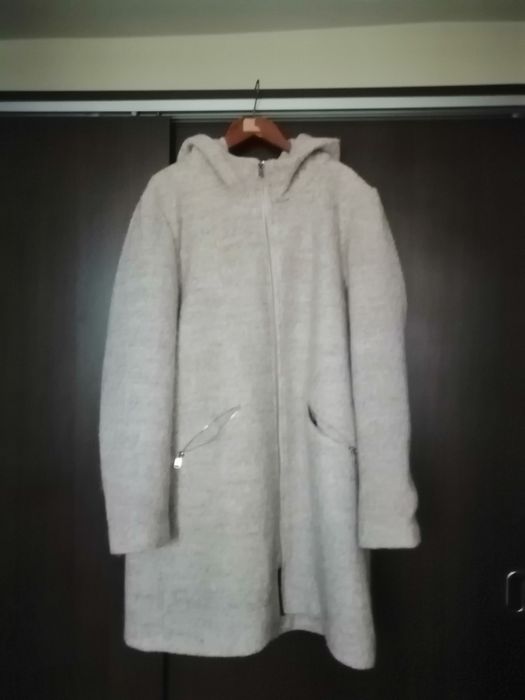 Vând rapid haina de stofa , crem, cu gluga , starefbuna