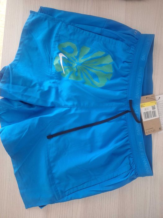 Vând pantaloni scurti Nike running