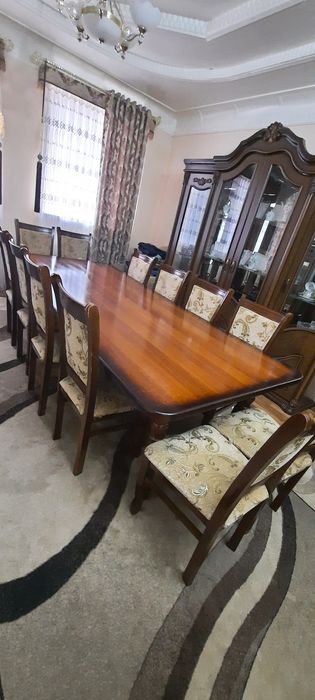 Stol va 12 ta stul soltladi.