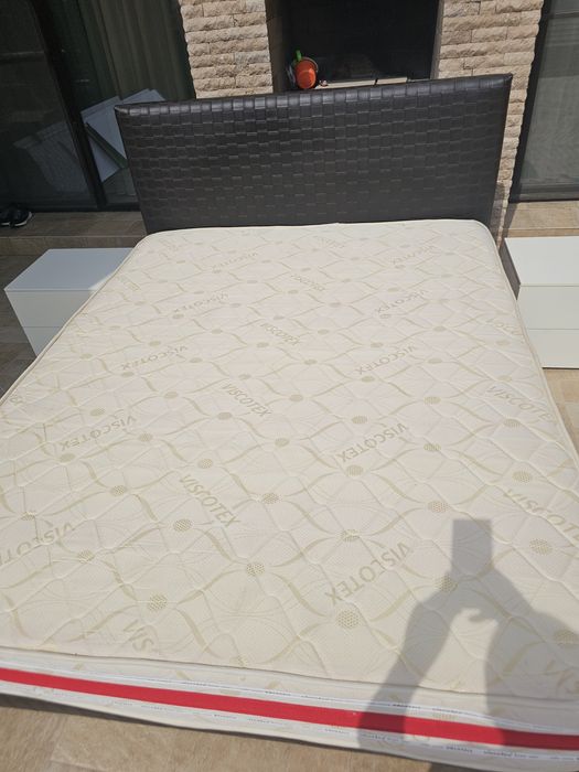 Vand Pat cu saltea inclusa 200x160 sunt noi  plus 2 noptiere in stare buna