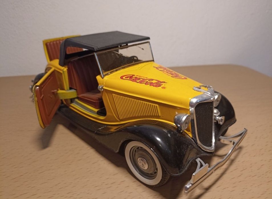 Ford V8 
Scara 1:18
Solido 

Pozele reflectă realitatea. Se vinde exac