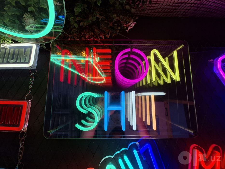Сборка Neon-вывесок.