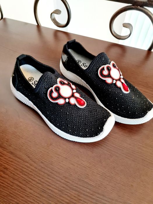 Balerini negri cu aplicații handmade