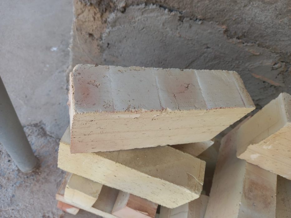 Красный женный кирпич