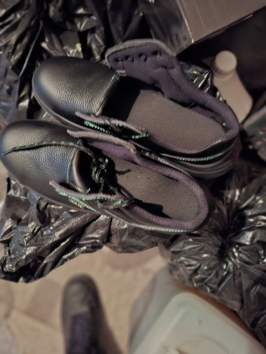 Продавам два чифта летни работни обувки и един чифт зимни