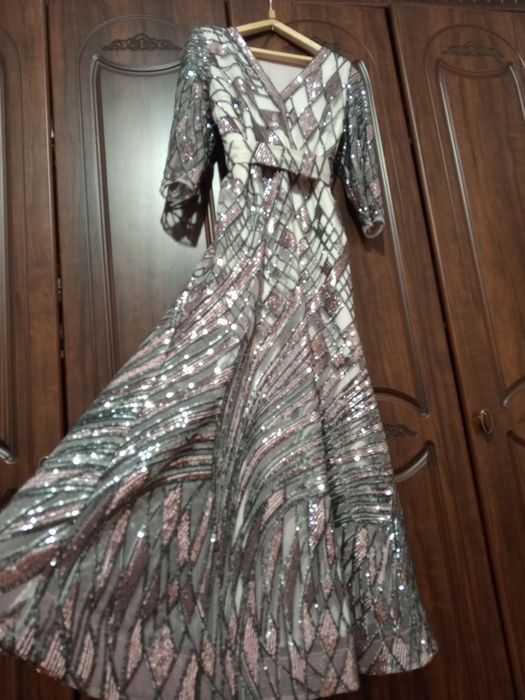Платье вечернее, блестящее, с подкладкойй