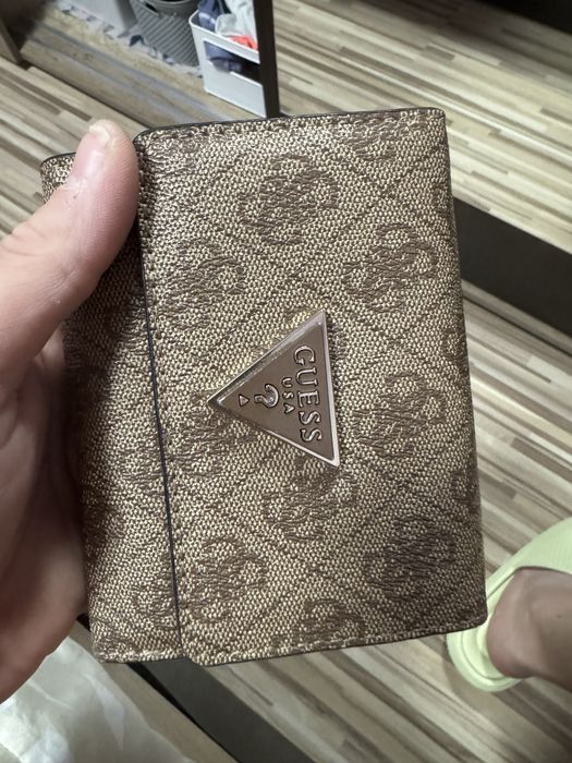 Дамско портмоне на Guess