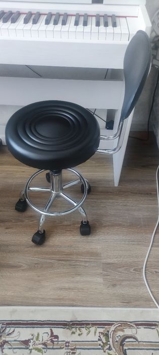 Продам стул на колесах