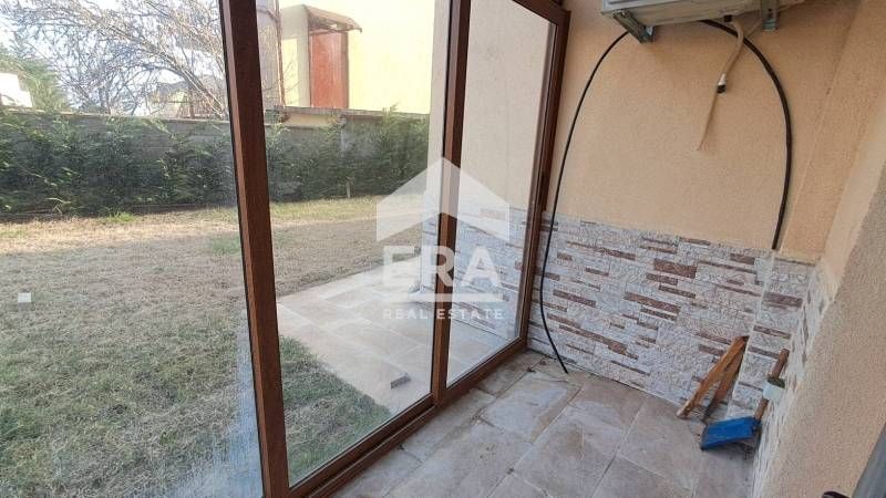 Двустаен обзаведен апартамент за продажба, със собствен двор/веранда,