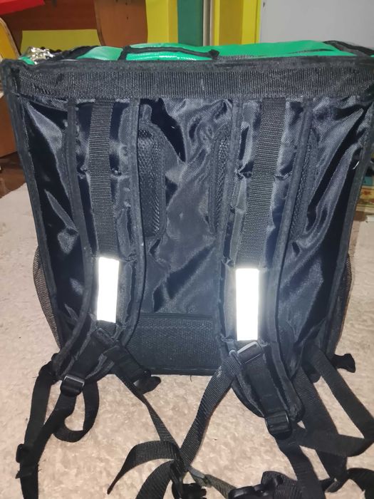 Vând.  Geanta bolt food curier prețul este 120