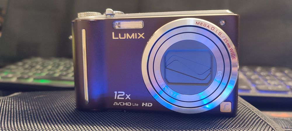 Camere foto Olympus si Panasonic