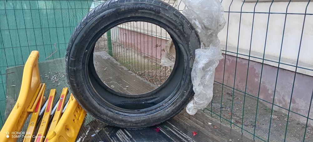 Срочно продам балоны в хорошем состоянии 255/45/R18