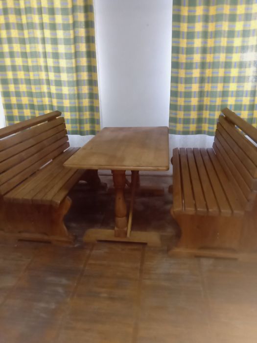 Vând set masă cu 2 bănci din lemn masiv,molid