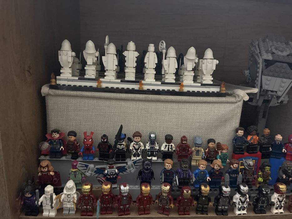 Vand figurine si seturi lego