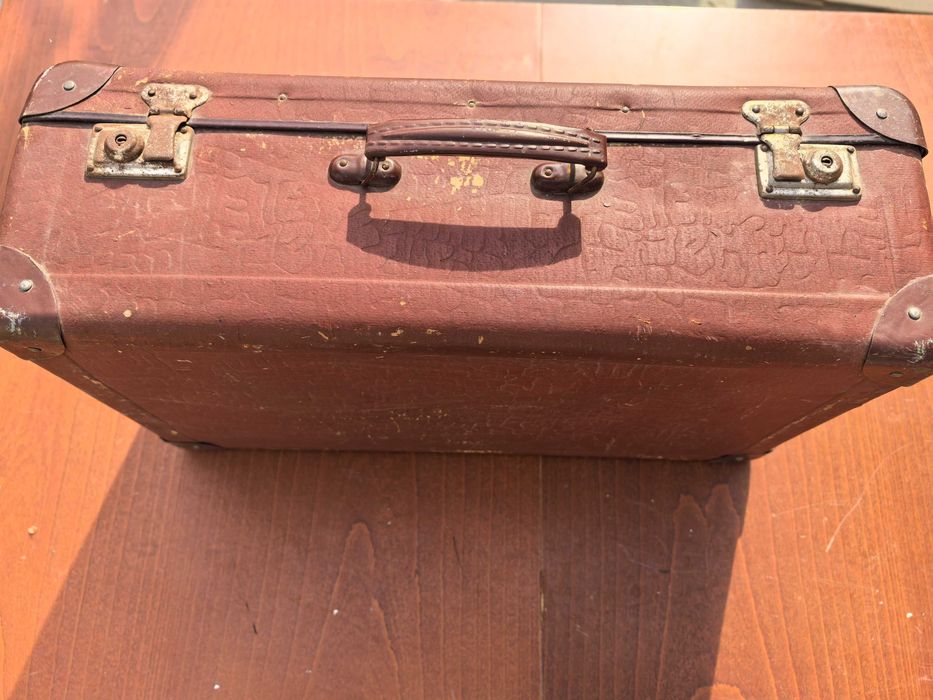 Продавам антични куфарчета