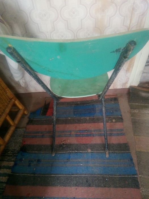 Пластмасови столове с метална конструкция