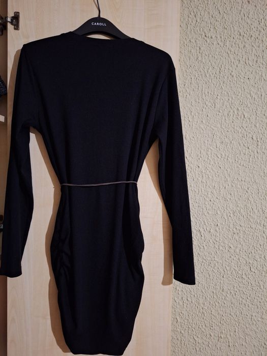 Роля черна с дълъг ръкав.