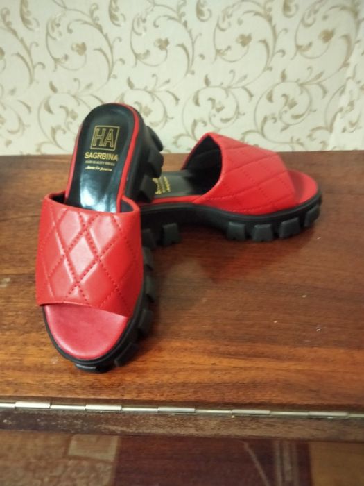 Женские шлепанцы