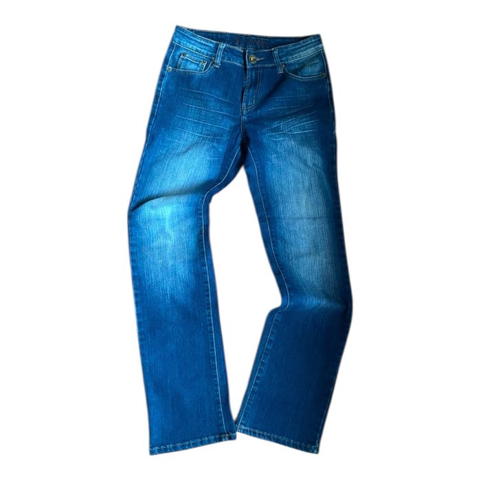 Дамски дънки с лека бродерия