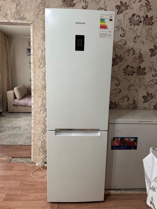 Холодильник , диван сатылады