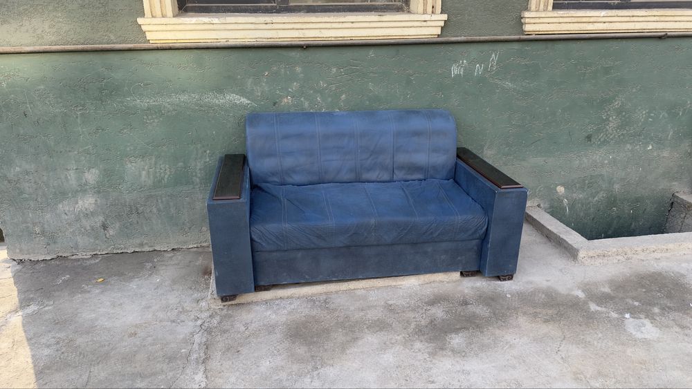 Divan kreslo sotiladi uzunligi 1.75