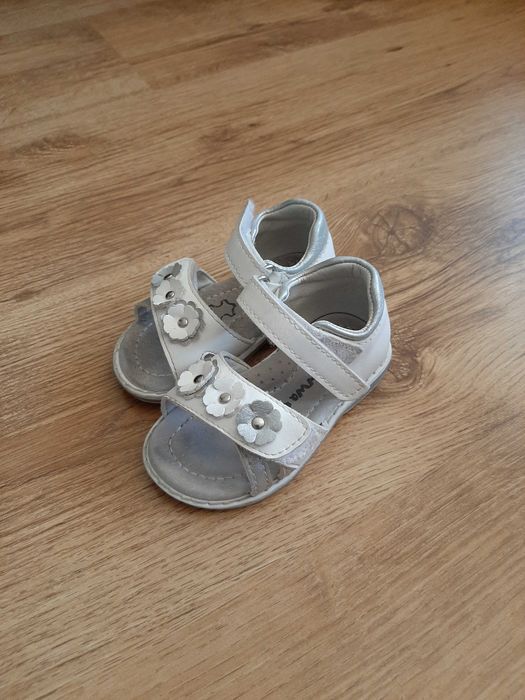 Сандалети за момиче (стелката е 11,8 см.) (номер 18/19/20)